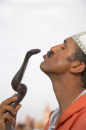 Un charmeur de serpent s'effectue dans la Djemaa el Fna, Marrakech. Photographie de stock - Rights-Managed, Code: 862-03364729