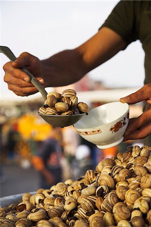 Escargots à la vente à l'un des nombreux stands de nourriture qui remplissent les Djemma el Fna dans la soirée. Photographie de stock - Rights-Managed, Code: 862-03364736