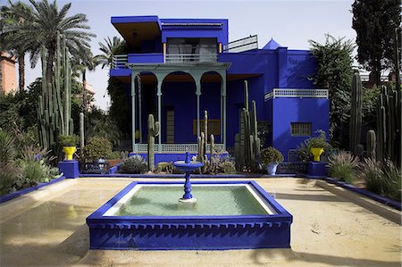 The sub-tropical Jardin Majorelle in the Ville Nouvelle of Marrakech. Designed by the French painter Jacques Majorelle who lived here from 1922 to 1962,it is now owned by the fashion designer Yves Saint-Laurent. The central blue building is also home to the Museum of Islamic Art. Foto de stock - Con derechos protegidos, Código: 862-03364739