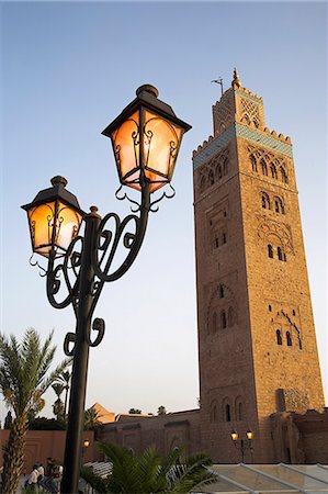 simsearch:862-03364675,k - The 70m high minaret of the Koutoubia dominates the skyline of Marrakech. Built in the 12th century by Yakoub el-Mansour. Foto de stock - Con derechos protegidos, Código: 862-03364747