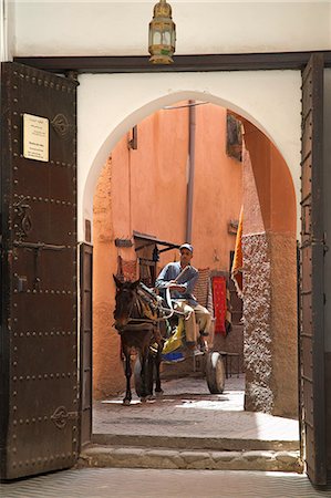 Un homme roule un chariot d'âne à travers les rues de la vieille médina, Marrakech. Photographie de stock - Rights-Managed, Code: 862-03364743