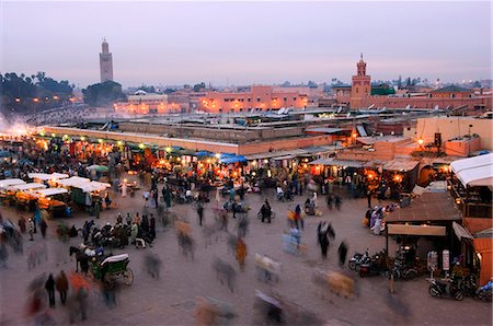 simsearch:862-07910272,k - Minaret de la koutoubia Marrakech Place Djema El Fna Stands de fruits Photographie de stock - Rights-Managed, Code: 862-03364763