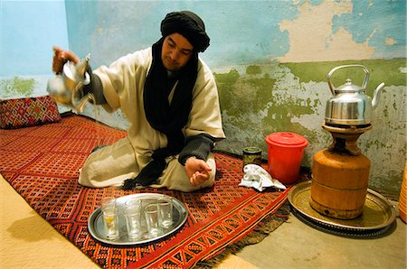 Traditional Berber making tea Foto de stock - Con derechos protegidos, Código: 862-03364784