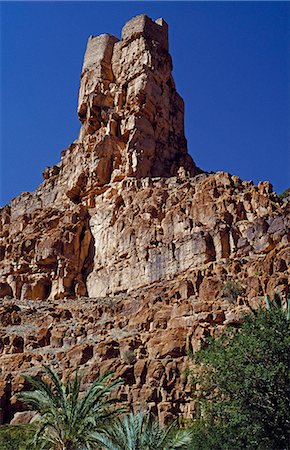 simsearch:862-03437252,k - Maroc, montagnes de l'Anti Atlas, nr. ID-Aissa (aka Amtoudi). Perché sur un arbre de la roche, l'agadir, ou le grenier fortifié de berbères, de Agalouil domine spectaculairement la Gorge de Boulgous dans les flancs sud des monts Anti-Atlas près de Id-Aissa. Photographie de stock - Rights-Managed, Code: 862-03364798