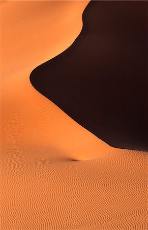 simsearch:841-05781316,k - Des textures et des ombres dans les dunes de l'Erg Chebbi, près de Merzouga au Maroc oriental. Photographie de stock - Rights-Managed, Code: 862-03364801