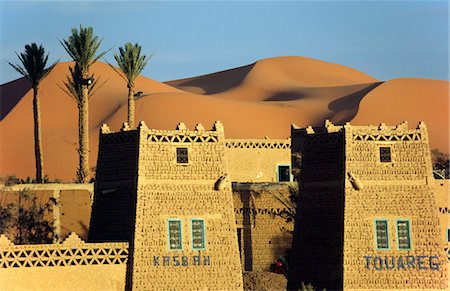 sahara desert - A desert kasbah backing onto the giant sand dunes of Erg Chebbi in eastern Morocco. Foto de stock - Con derechos protegidos, Código: 862-03364803