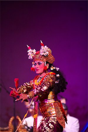 Maroc, Fes. Ni Putu Putri Setyari exécute une danse dans le style de musique Kebyar sur la scène de Bab Makina durant le Festival des musiques sacrées du monde. Photographie de stock - Rights-Managed, Code: 862-03364826