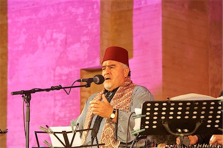 fez - Maroc, Fes. Sheikh Hamza Shakour joue sur la scène de Bab Makina au cours de la Fes Festival de musiques sacrées du monde. Photographie de stock - Rights-Managed, Code: 862-03364839