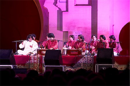 simsearch:862-03364809,k - Maroc, Fes. Faiz Ali Faiz et son ensemble du Pakistan effectuent Qawwali utilisant des harmoniums portables traditionnels sur la scène de Bab Makina, au cours de la Fes Festival de musiques sacrées du monde. Photographie de stock - Rights-Managed, Code: 862-03364830