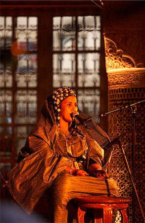 fez - Maroc, Fes. Une des femmes dans l'Ensemble The Tartit féminines du Mali effectue dans le Dar Tazi au cours de la Fes Festival de musiques sacrées du monde. Photographie de stock - Rights-Managed, Code: 862-03364841