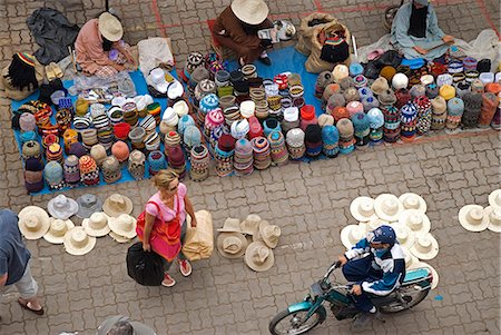 simsearch:862-03355033,k - Maroc, des Marrakech, Marche Epices. Chapeau de décrochage dans le marché aux épices. Photographie de stock - Rights-Managed, Code: 862-03364855