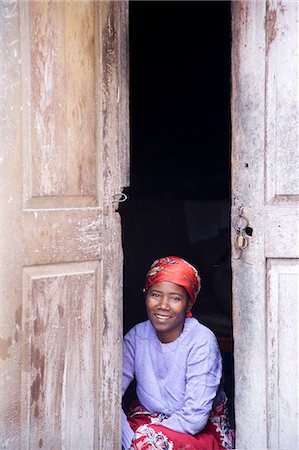 Une femme donne de son entrée sur Ilha do Mozambique Photographie de stock - Rights-Managed, Code: 862-03364984