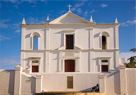simsearch:862-03366951,k - One of the many colonial era churches in the stone town on Ilha do Mozambique,formerly the capital of Portuguese East Africa. Foto de stock - Con derechos protegidos, Código: 862-03364981