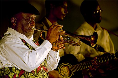 Maputo, Mosambik. Trompeter führt mit seiner Band in Maputo Music Festival 2009 in das städtische Gebäude in Maputo, Mosambik. Stockbilder - Lizenzpflichtiges, Bildnummer: 862-03364999