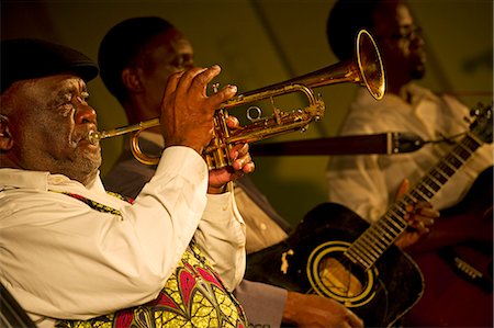 Mozambique, Maputo. Un trompettiste joue avec son groupe au festival de musique de Maputo 2009 à l'édifice Municipal à Maputo, au Mozambique. Photographie de stock - Rights-Managed, Code: 862-03365000