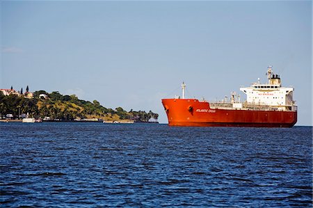 Mozambique, Maputo. Un grand navire, la Couronne de l'Atlantique, se déplace vers le Port de Maputo. Maputo est la capitale du Mozambique. C'est une ville portuaire très animée, attrayant avec une population d'au moins 1,5 millions. Il est situé à l'extrémité sud du Mozambique sur le golfe de Maputo. Photographie de stock - Rights-Managed, Code: 862-03365017