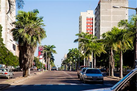 Mozambique, Maputo. Avenida 24 de Julho dans le district de Maputo de Polana. Maputo est la capitale du Mozambique. C'est une ville portuaire très animée, attrayant avec une population d'au moins 1,5 millions. Maputo est une ville très agréable et beaucoup plus attrayant par rapport aux autres capitales africaines. Photographie de stock - Rights-Managed, Code: 862-03365019