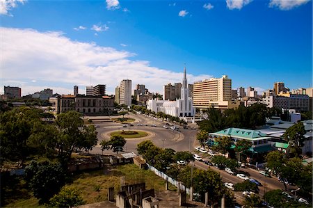 Mozambique,Maputo. View of the Praca Independencia in the Baixa district of Maputo. The Townhall is slightly left of centre iwth the glistening white Catholic Cathedral infront of the Pestana Rovuma Hotel. The French Mozambique Institute is an blue building on the right. Maputo is the capital of Mozambique. Foto de stock - Con derechos protegidos, Código: 862-03365033