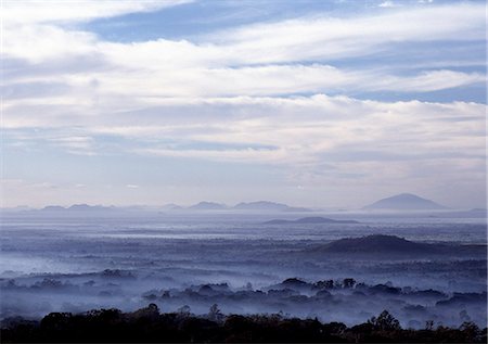 Depuis le Plateau de Zomba, faible bruine s'accroche les contours des terres environnantes au lever du jour. . Photographie de stock - Rights-Managed, Code: 862-03365063