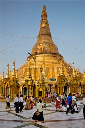 paya - Myanmar,Burma,Yangon. Devout Buddhists at the small stupas,temples,shrines,prayer halls,and pavilions at the Shwedagon Golden Temple. Stock Photo - Rights-Managed, Code: 862-03365089