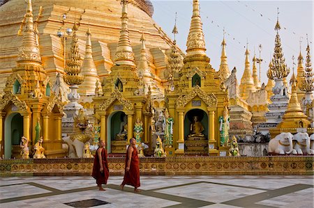 Myanmar, Burma, Yangon. Am späten Nachmittag übergeben zwei buddhistische Mönche ein Array von kleinen Stupas, Tempeln und Schreinen am heiligsten Ort der Shwedagon Goldener Tempel, Myanmar. Stockbilder - Lizenzpflichtiges, Bildnummer: 862-03365091