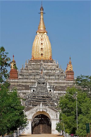 Myanmar. La Birmanie. Bagan. Le Temple Ananda à Bagan. Construit en 1091, ce temple est considéré comme le chef-d'œuvre de l'architecture de la LUN. Photographie de stock - Rights-Managed, Code: 862-03365104