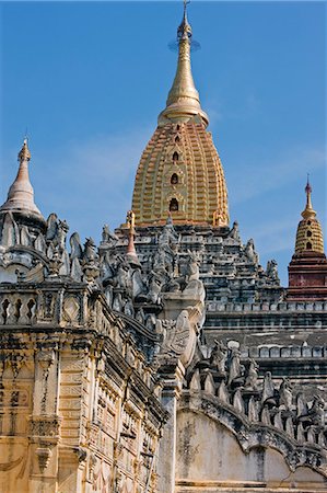 Myanmar. La Birmanie. Bagan. Le Temple Ananda à Bagan. Construit en 1091, ce temple est considéré comme le chef-d'œuvre de l'architecture de la LUN. Photographie de stock - Rights-Managed, Code: 862-03365105