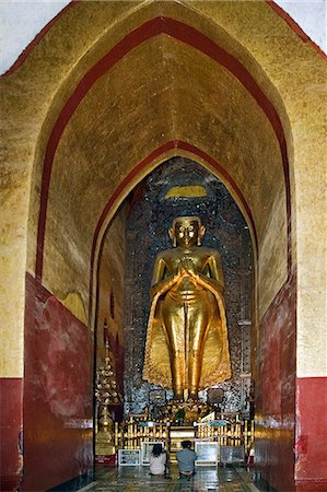 Myanmar. La Birmanie. Bagan. Une statue géante de Bouddha dans le Temple Ananda à Bagan. Construit en 1091, ce temple est considéré comme le chef-d'œuvre de l'architecture de la LUN. Photographie de stock - Rights-Managed, Code: 862-03365106