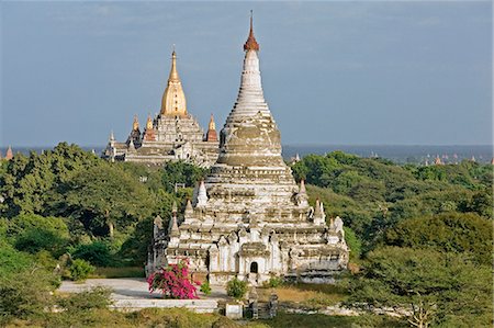 Myanmar. La Birmanie. Bagan. Anciens temples bouddhistes de la plaine centrale à Bagan tiré le Shwegûgyi du XIIe siècle. Le temple Ananda historique est à l'arrière. Photographie de stock - Rights-Managed, Code: 862-03365110
