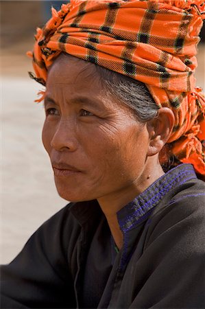 Myanmar. La Birmanie. Pwehla. Femme en habit typique Pa-O. Le Pa-O sont également connu sous le nom peuple dragon parce que leurs couches de vêtements noirs ressemblent à des écailles de dragon. Photographie de stock - Rights-Managed, Code: 862-03365133