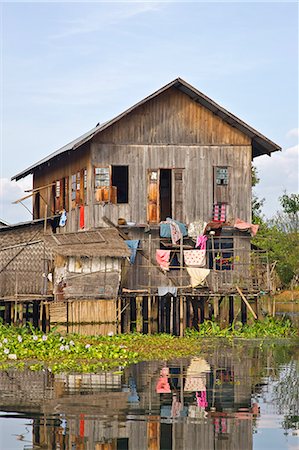 Myanmar, Birmanie, lac Inle. Une typique Intha maison en bois sur pilotis au lac Inle, pittoresquement abritée par les montagnes s'élevant à 1 524 mètres. Photographie de stock - Rights-Managed, Code: 862-03365148