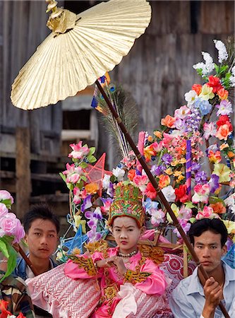 Myanmar. Burma. Lake Inle. A young novitiate with family and friends during a ceremony in which the boy is inducted as a novice Buddhist monk. Foto de stock - Direito Controlado, Número: 862-03365141