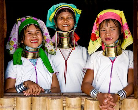 Myanmar, Birmanie, lac Inle. Heureuse Padaung femmes appartenant à la sous-tribu des Karen porter leurs colliers de laiton lourd traditionnel qui s'allongent leurs cous. Photographie de stock - Rights-Managed, Code: 862-03365155