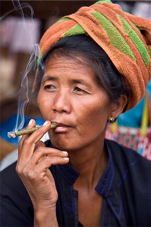 simsearch:862-03365275,k - Myanmar, Birmanie, lac Inle. Une femme de Pa-O en habit traditionnel. Fumer des cigarillos locales est répandu chez les femmes. Photographie de stock - Rights-Managed, Code: 862-03365159