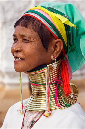 Myanmar, Birmanie, lac Inle. Une femme Padaung appartenant à la sous-tribu des Karen portant un collier laiton lourd traditionnel avec vingt-deux anneaux qui s'allonge le cou. Photographie de stock - Rights-Managed, Code: 862-03365152