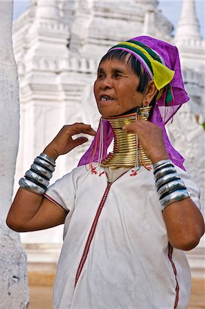 padaung - Myanmar, Birmanie, lac Inle. Une femme Padaung appartenant à la sous-tribu des Karen portant un collier laiton lourd traditionnel avec vingt-cinq anneaux qui s'allonge le cou. Photographie de stock - Rights-Managed, Code: 862-03365153