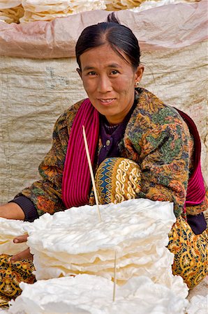 simsearch:862-03365275,k - Myanmar, Birmanie, lac Inle. Une femme mince de vente craquelins de riz sur le marché populaire de Phaung Daw Oo où produisent toutes sortes de ferme sont vendus. Photographie de stock - Rights-Managed, Code: 862-03365163