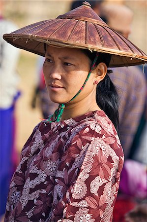 Myanmar,Burma,Lake Inle. A woman wearing a traditional wide-brimmed bamboo hat at Indein market. Foto de stock - Direito Controlado, Número: 862-03365177