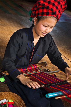 Myanmar, Birmanie, lac Inle. Une jolie femme Pa-O tisse des matériaux aux couleurs vives au village de Kya-Toon. Photographie de stock - Rights-Managed, Code: 862-03365190