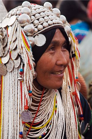 simsearch:862-03365100,k - Myanmar,Burma,Kengtung. An Akha woman wearing a traditional headdress of silver and beads. Fotografie stock - Rights-Managed, Codice: 862-03365214