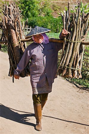 Myanmar, Birmanie, Pan-lo. Une femme porte Accueil un chargement de bois de chauffage près du village de Pan-lo. Photographie de stock - Rights-Managed, Code: 862-03365234