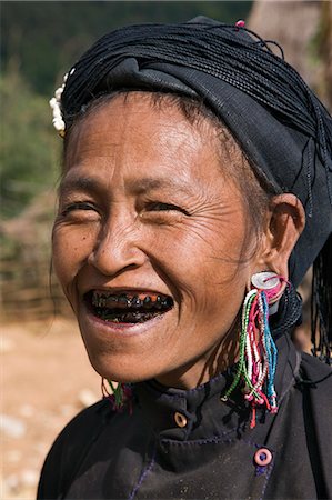 Myanmar, Birmanie, Pan-lo. Une femme de la tribu Ann en tenue traditionnelle avec dents noircies. L'Ann noircir leurs dents pour éloigner les mauvais esprits. Photographie de stock - Rights-Managed, Code: 862-03365235