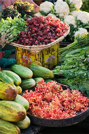 simsearch:862-03365289,k - Myanmar, en Birmanie, l'Etat Rakhine. Un étal au marché animé de Sittwe, affichant une impressionnante sélection de fruits et légumes. Photographie de stock - Rights-Managed, Code: 862-03365274