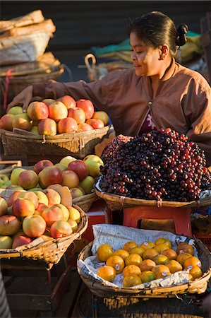 Eine Frau verkauft eine köstliche Auswahl von frischem Obst Sittwe des geschäftigen Markt. Stockbilder - Lizenzpflichtiges, Bildnummer: 862-03365273