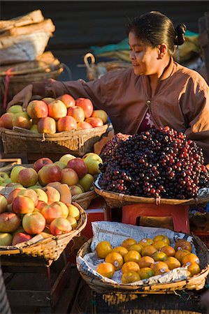 simsearch:862-03365289,k - Une femme vend une délicieuse sélection de fruits frais au marché animé de Sittwe. Photographie de stock - Rights-Managed, Code: 862-03365273