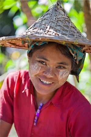 Myanmar, Burma, Rakhaing-Staat Laung Shein. Ein Mädchen aus Laung Shein Dorf einen Breite Krempe Bambus Hut trägt. Ihr Gesicht ist verziert mit Thanakha, eine lokale Sonnencreme und Körperlotion. Stockbilder - Lizenzpflichtiges, Bildnummer: 862-03365324