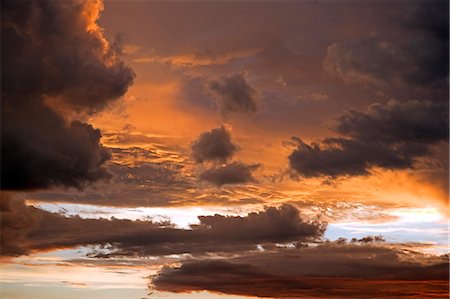 désert de namibie - La Namibie, du Damaraland. Les nuages d'orage dramatiques se réunissent près du Vingerklip Lodge près les terrasses de l'Ugab dans le nord de la Namibie. Photographie de stock - Rights-Managed, Code: 862-03365340