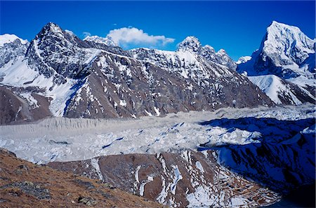 Vue depuis les flancs du Gokyo Ri, Everest juste visible à droite de pointe noire sur la gauche, le glacier Ngozumpa et Gokyo au premier plan Photographie de stock - Rights-Managed, Code: 862-03365435