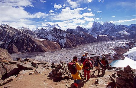 simsearch:862-03808079,k - Grimpeurs traversant l'enneigés col Cho La (Chhugyuma) 5368m direction Dzonglha Photographie de stock - Rights-Managed, Code: 862-03365451