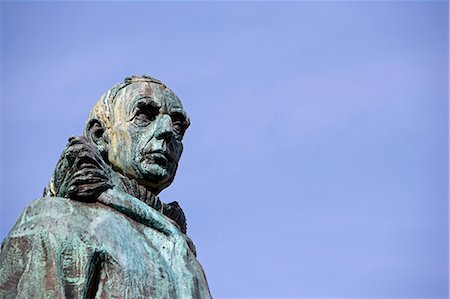 simsearch:862-03365601,k - Norwegen, Troms, Tromso. Zentral gelegen, mit Blick auf den modernen Hafen Tromsø, die Statue von Roald Amundsen gekleidet in traditioneller Kleidung geeignet für polar reisen, steht an erster Stelle, sowohl physisch als auch psychisch in der Stadt. Stockbilder - Lizenzpflichtiges, Bildnummer: 862-03365562